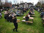 Clientes del pub Fox on The Hill, en el sur de Londres, disfrutan de su terraza el pasado 12 de abril