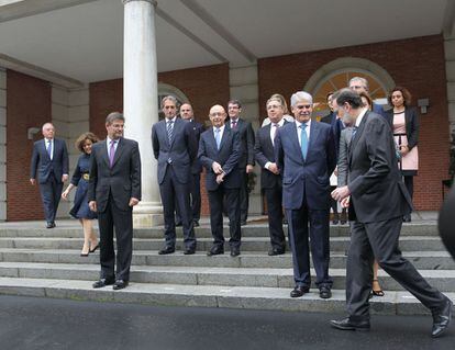 Los ministros y el presidente del Gobierno se colocan para la foto de familia en el palacio de la Moncloa.