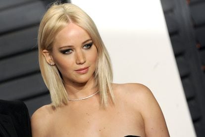 En la fiesta de 'Vanity Fair' tras los Oscar de 2016, Jennifer Lawrence mostraba un peinado más largo, un 'long bob', con la raya en el medio, en el que su flequillo intermitente volvía a desaparecer.