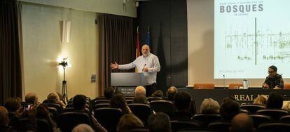 Carlos de Hita, en el salón de actos del Jardín Botánico, durante la presentación de 'Viaje visual y sonoro por los bosques de España'.