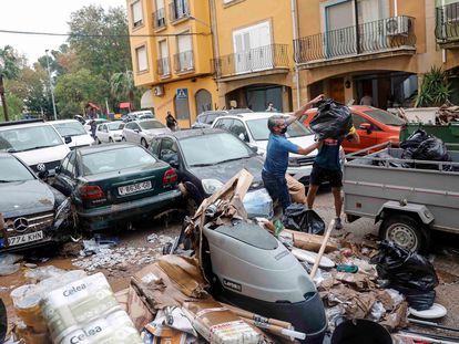 Vecinos de la población valenciana de Benifaió limpian sus casas tras el fuerte temporal que azotó ayer la zona dejando registros de mas de 400 litros por metro cuadrado.