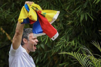 Leopoldo López, el líder opositor venezolano, saluda a sus seguidores después de salir de la cárcel.