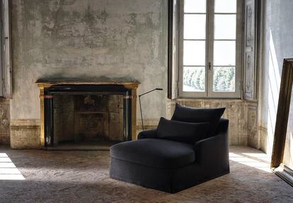 Un sofá 'chaise longue' negro de Vicent van Duysen para Zara Home. Los muebles están disponibles en lino, algodón y 'bouclé', el clásico tejido rizado habitual en sofás.