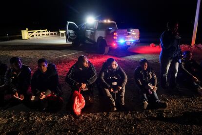 Many immigrants are waiting to be processed by authorities at the Arizona border on January 6.