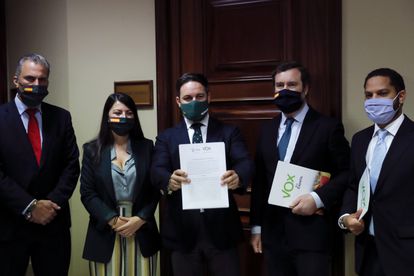 Santiago Abascal (en el centro), rodeado de diputados de Vox, con el escrito de moción de censura en las manos tras presentarlo en el registro del Congreso el pasado día 29.