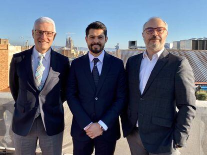 De izquierda a derecha: Francisco Lacasa, Julio Menchaca y Jordi Rovira; socios M&A y CEO de AGM Abogados