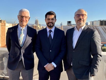 De izquierda a derecha: Francisco Lacasa, Julio Menchaca y Jordi Rovira; socios M&A y CEO de AGM Abogados