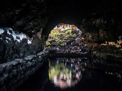 Grupos de turistas en los Jameos del Agua, en el Volcán de la Corona de Lanzarote, en 2016.