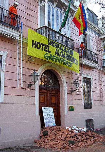 Dos activistas de Greenpeace protestan en la Junta de Andalucía por la construcción de un hotel en Cabo de Gata.