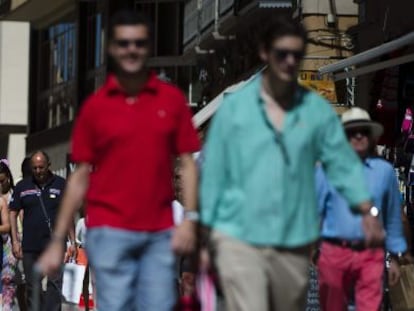 Un grupo de turistas espa&ntilde;oles en el centro de M&aacute;laga.