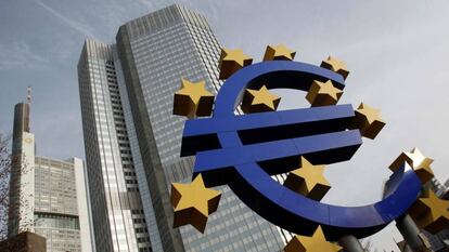 Escultura del euro ante la sede del BCE, en Fráncfort (Alemania).