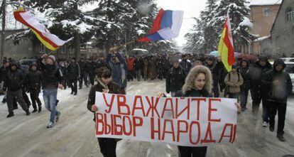 Manifestación a favor de la candidata a la presidencia Alla Dzhioeva.