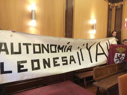 Pancarta desplegada en el pleno del Ayuntamiento de León de este viernes en favor de la autonomía de la Región Leonesa.