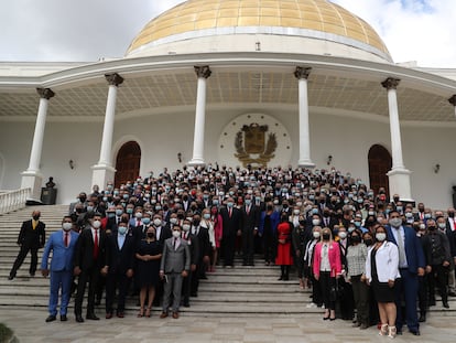 Diputados de la Asamblea Nacional venezolana posan a principios de enero tras la sesión inaugural del año parlamentario en el Palacio Legislativo, en Caracas (Venezuela).