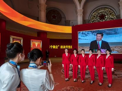 Un grupo de anfitrionas del XX Congreso Nacional del Partido Comunista de China posa frente a una imagen del presidente Xi Jinping el pasado 12 de octubre en Pekín.