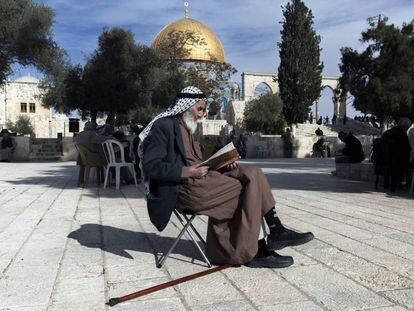 Un palestino lee el Cor&aacute;n en el complejo de la Mezquita de Al Aqsa