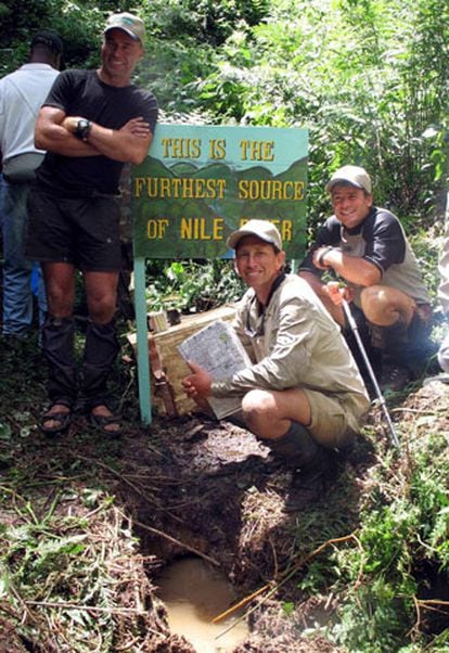 De izquierd a derecha, Garth MacIntyre,  Neil McGrigor y Cam McLeay junto a un cartel que señala lo que, aseguran, es "la fuente más lejana del río Nilo".