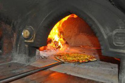 Horno de la pizzería Azzahra, en la zona palestina de Jerusalén Este.