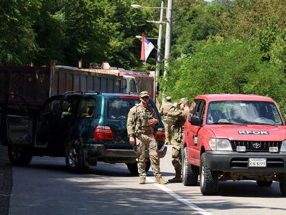 Soldados de la OTAN que prestan servicio en Kosovo patrullan junto a una barricada en la carretera levantada por serbios étnicos cerca de la ciudad de Zupce.