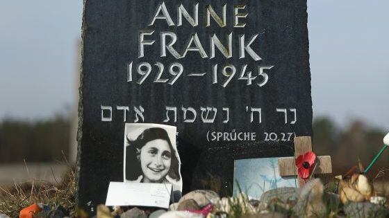 Monumento a Ana y Margot Frank en Bergen-Belsen.