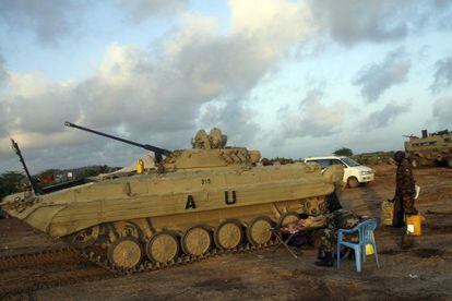 Un tanque de las fuerzas aliadas de la Unión Africana a las afueras de la ciudad de Marca, en Somalia.
