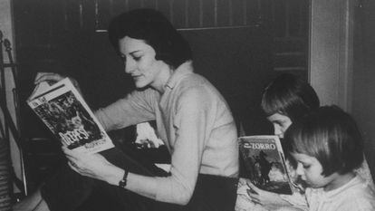 La poeta Anne Sexton leyendo con sus hijas en casa.