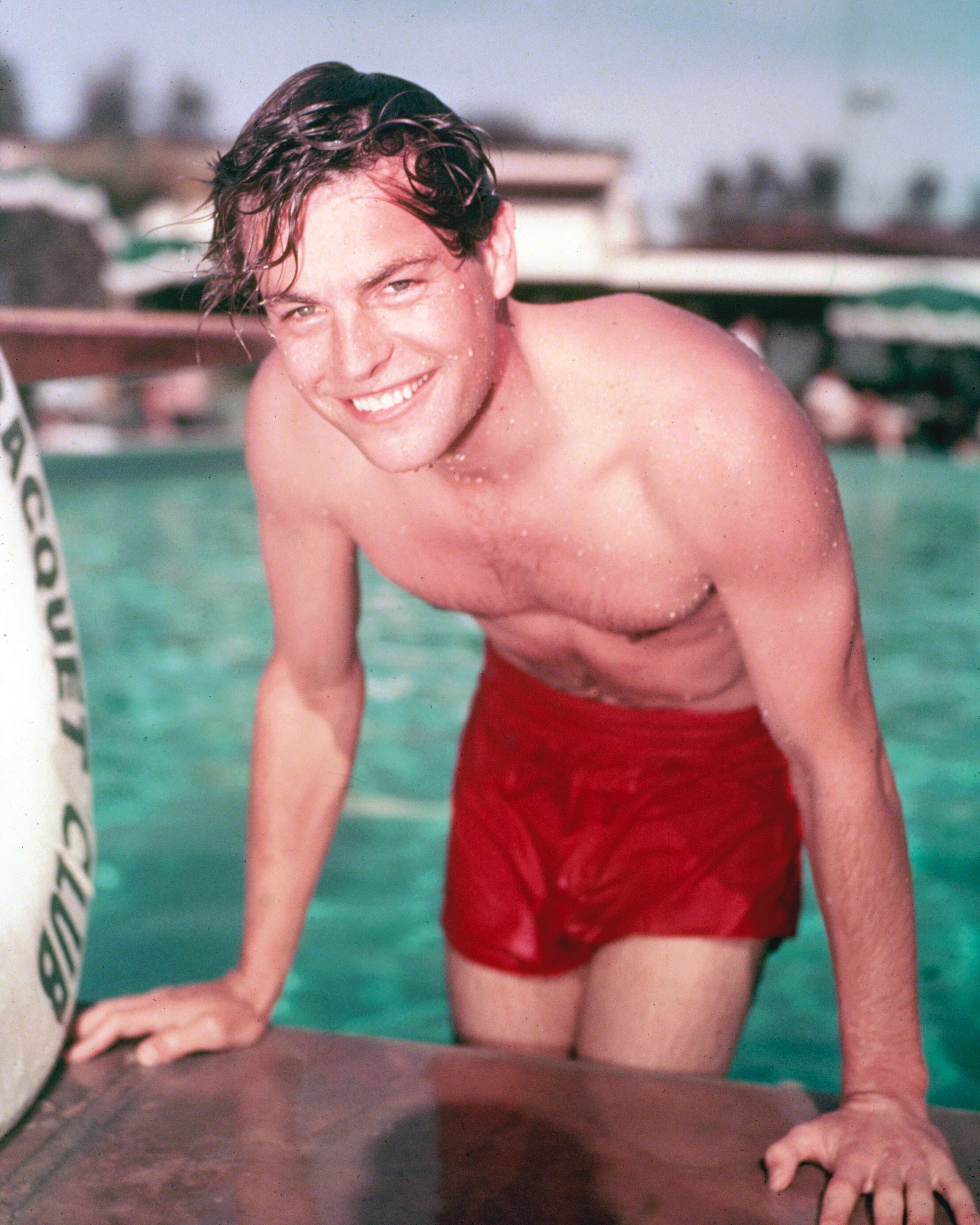 Robert Wagner saliendo de una piscina en una imagen publicitaria de 1955.