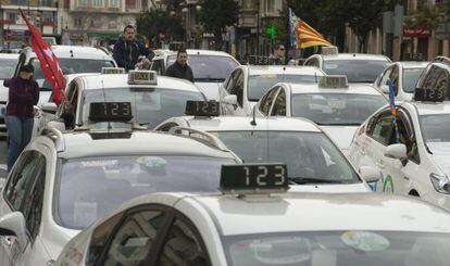 La protesta de los taxistas colapsa en el centro de Valencia.