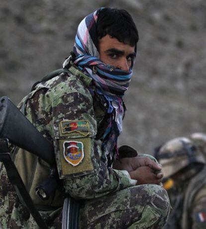 Imagen de un soldado del Ejército afgano junto a militares franceses tomada en septiembre de 2010.