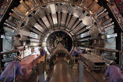 Unos especialistas trabajan en el detector CMS, del acelerador de partículas LHC, en junio de 2013.