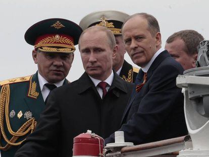 Vladimir Putin (centro), junto al ministro de Defensa Sergei Shoigu (izq.) este jueves en Crimea.