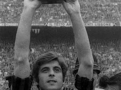 Gianni Rivera levanta el Balón de Oro que ganó en 1969.