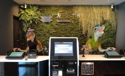 Recepción del hotel Henn na, en Nagasaki (Japón), donde todos los trabajadores eran robots hasta ahora.