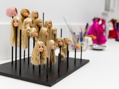Varias cabezas de Barbie, en la sala de estilismo de la muñeca para preparar sus 'looks' para sus perfiles de redes sociales, en las oficinas de Mattel en El Segundo, California, en febrero de 2024.