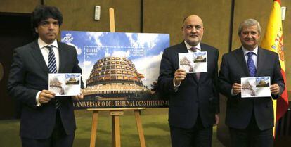 El presidente del Tribunal Constitucional, Francisco P&eacute;rez de los Cobos (c);  durante la presentaci&oacute;n hoy del sello postal emitido con motivo del XXXV aniversario del Alto Tribunal.  