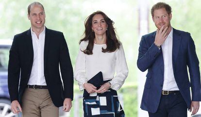 Los duques de Cambridge, Enrique de Inglaterra y Kate Middleton, y el príncipe Guillermo de Inglaterra.