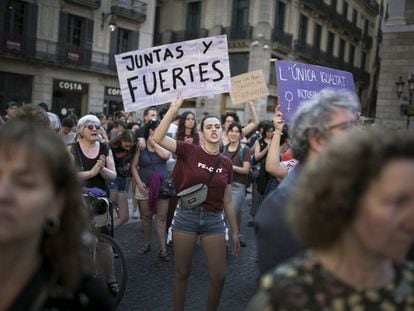 Manifestación en la Plaza Sant Jaume de Barcelona en contra de la puesta en libertad provisional de los acusados de La Manada, en junio de 2018.
