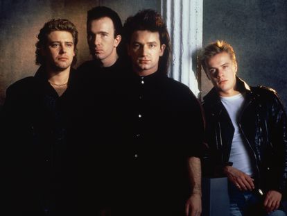 Adam Clayton, The Edge, Bono y Larry Mullen, Jr, o sea, U2, en un retrato en los inicios de su carrera.