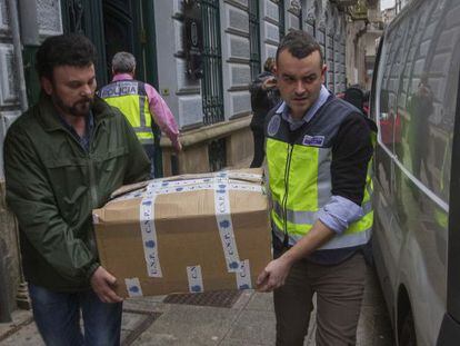 Agentes trasladan contratos del Ayuntamiento de Pontevedra 