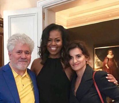 Michelle Obama con Pedro Almodóvar y Penélope Cruz en Madrid.