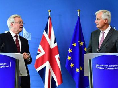 El negociador de la UE, Michel Barnier, critica la falta de concreción de las propuestas británicas al inicio de la tercera ronda de negociaciones