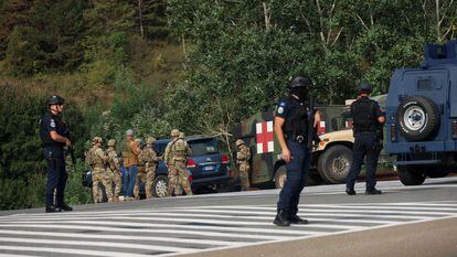 Agentes de policía de Kosovo junto a tropas de EE UU y la UE en Josevik, después de un ataque en el que ha muerto un policía.
