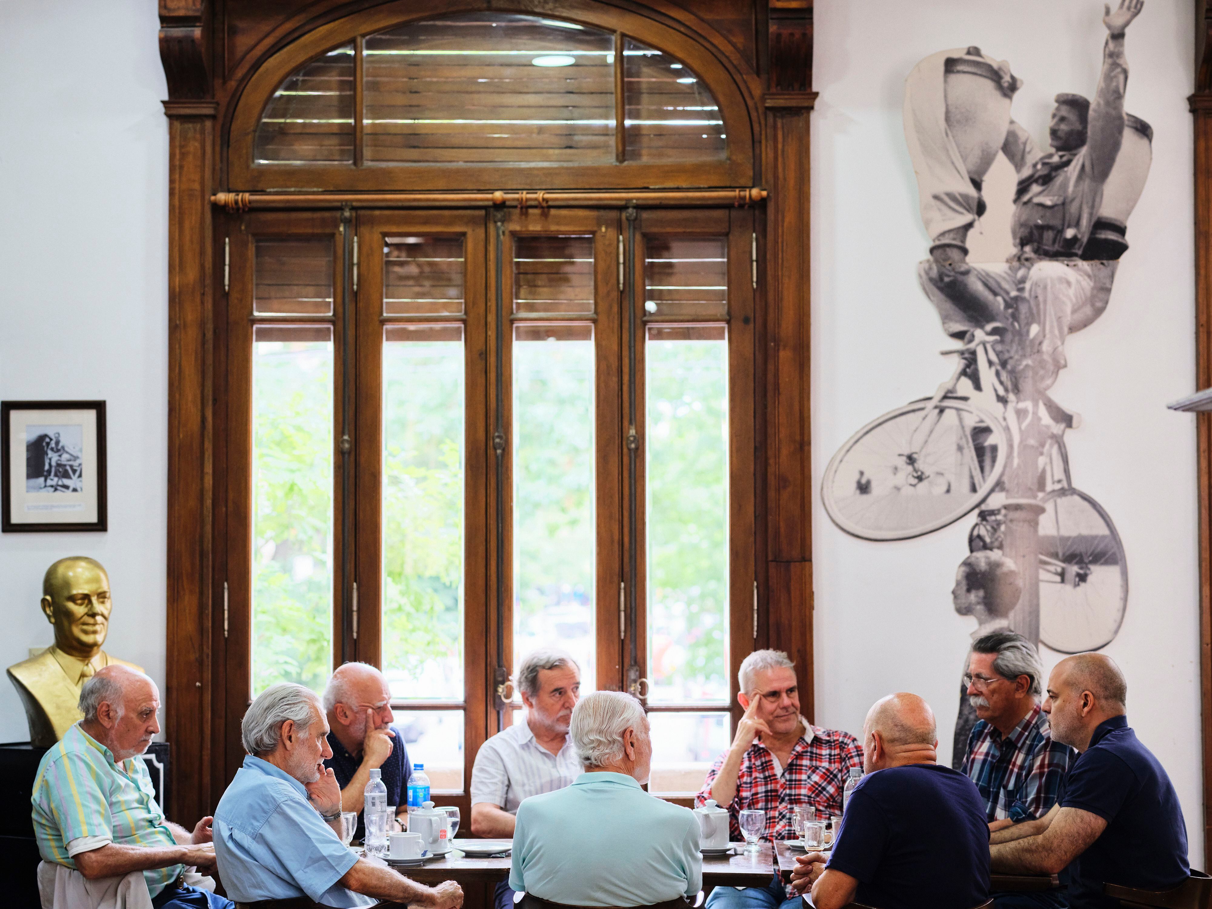 “Un café con Perón” funciona al lado del Instituto Juan Domingo Perón. Exfuncionarios peronistas, simpatizantes y afiliados al partido se cruzan con turistas curiosos. 