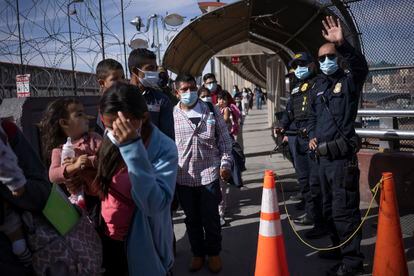Diariamente se deportan entre 50 y 100 personas por el cruce fronterizo de Chihuahua. 