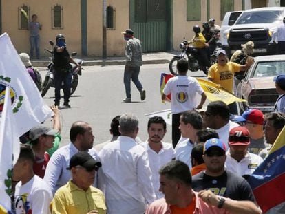 Un hombre con el rostro cubierto apunta a Juan Guaidó con una pistola durante una concentración en Barquisimeto. En vídeo, las imágenes del ataque.
