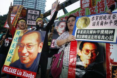 Manifestantes piden la liberación de Liu ante la delegación del ministerio de Exteriores chino en Hong Kong.