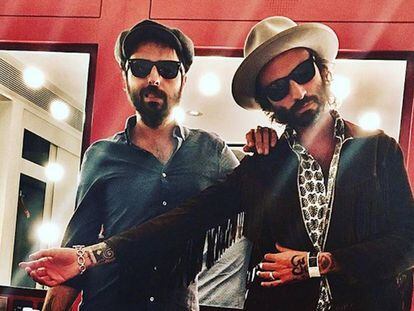 Leiva (dercha) con su hermano Juancho en el camerino del Royal Albert Hall (Londres) en 2017.