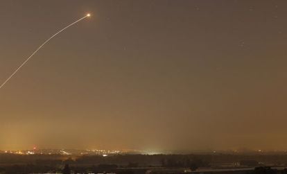 La C&uacute;pula de Hierro, el sistema antimisiles israel&iacute; financiado por EE UU, intercepta un cohete procedente de Gaza, el 13 agosto