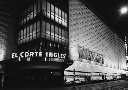 El gran almacén de la madrileña Calle de Goya, que se inauguró en 1966. Aquel mismo año Ramón Areces sucedió a su tío César Rodríguez González en el cargo de Presidente de El Corte Ingles.