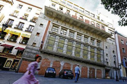 La fachada del teatro Albéniz, con las puertas tapiadas, en mayo de 2014.